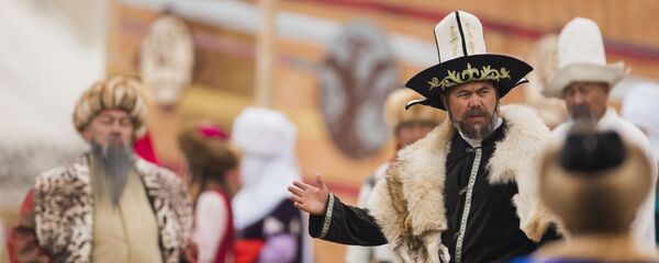 Улуттук кийим кийген актерлор. Архив - Sputnik Кыргызстан