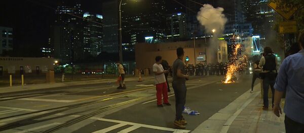 Протестующие в Северной Каролине забросали полицейских дымовыми шашками - Sputnik Кыргызстан