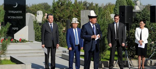 Премьер-министр Кыргызской Республики Сооронбай Жээнбеков на церемонии открытия памятника государственному и общественному деятелю, герою КР Турдакуну Усубалиеву - Sputnik Кыргызстан