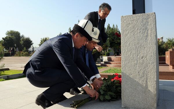 В открытии памятника принял участие премьер-министр Сооронбай Жээнбеков. - Sputnik Кыргызстан