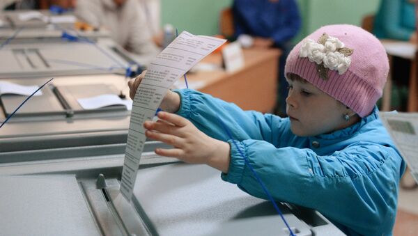 Девочка в день голосования на избирательном участке - Sputnik Кыргызстан