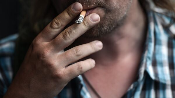Мужчина курит сигарету. Архивное фото - Sputnik Кыргызстан