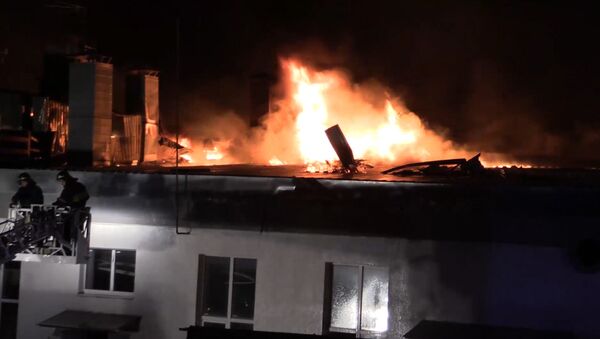 Спасатели МЧС тушили крупный пожар на складе в Москве. Кадры с места ЧП - Sputnik Кыргызстан