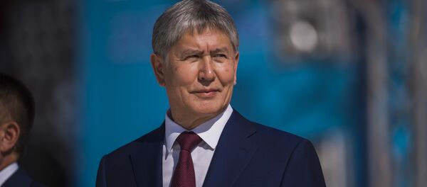 Президент Алмазбек Атамбаевдин архивдик сүрөтү - Sputnik Кыргызстан