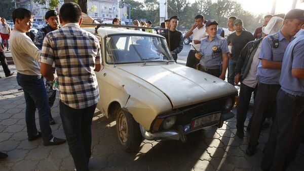 Автомобиль Москвич который въехал на остановку общественного транспорта и сбил женщину возле ЦУМа в Бишкеке - Sputnik Кыргызстан