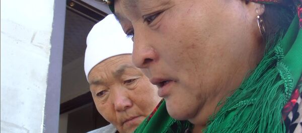 Джип коюп кеткен эне колясканы түртүп ийип балдарын сактап калган. Кан жуткан ата-эне - Sputnik Кыргызстан