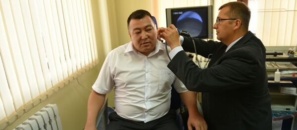 Врач осматривает пациента на новом современном центре слуха и речи в Бишкеке - Sputnik Кыргызстан