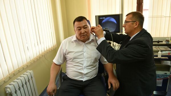 Врач осматривает пациента на новом современном центре слуха и речи в Бишкеке - Sputnik Кыргызстан