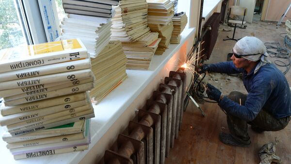 Архивное фото рабочего во время подготовки кабинета математики к занятиям в новом учебном году - Sputnik Кыргызстан