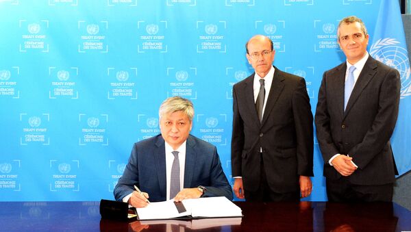 Министр иностранных дел Эрлан Абдылдаев от имени Кыргызстана подписал Парижское соглашение по климату - Sputnik Кыргызстан
