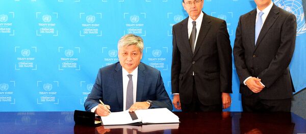 Министр иностранных дел Эрлан Абдылдаев от имени Кыргызстана подписал Парижское соглашение по климату Министр иностранных дел Эрлан Абдылдаев от имени Кыргызстана подписал Парижское соглашение по климату - Sputnik Кыргызстан