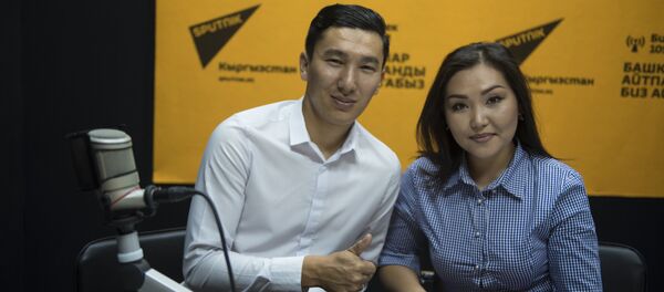 Комузист Назбек Кенчинбаев и скрипачка Нурайым Азыкбаева - Sputnik Кыргызстан