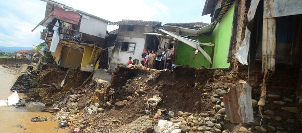 Индонезияда суу ташкынынан улам кыйраган үйлөр Индонезияда суу ташкынынан улам кыйраган үйлөр - Sputnik Кыргызстан