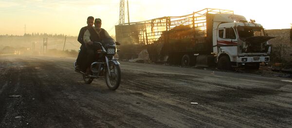 Поврежденный грузовик который подвергся обстрелу в районе Урум аль-Кубра к северо-западу от города Алеппо - Sputnik Кыргызстан