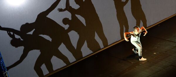 Архивное фото актера театра, который выступает на сцене - Sputnik Кыргызстан