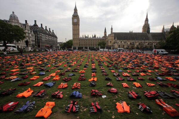 Деңиз аркылуу өткөн мигранттардын массалык кырылуусуна парламенттин көңүлүн буруу үчүн активисттер Лондондо куткаруучу күрмөлөрдөн көрүстөн уюштурушту. Акция БУУнун саммитине карай жасалган - Sputnik Кыргызстан