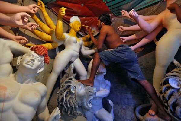 Калькуттадагы кол өнөрчү Дурга-пуджа фестивалынын алдында статуя жасоонун аракетинде. Майрам күз айларында өткөрүлүп, төрт күнгө созулат - Sputnik Кыргызстан