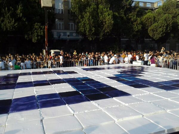 Продажа самого большого торта в истории Кыргызстана на Старой площади Бишкека - Sputnik Кыргызстан