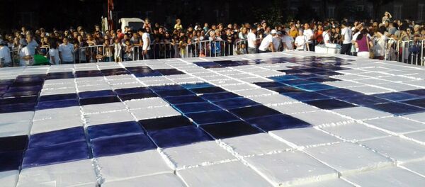 Продажа самого большого торта в истории Кыргызстана на Старой площади Бишкека - Sputnik Кыргызстан