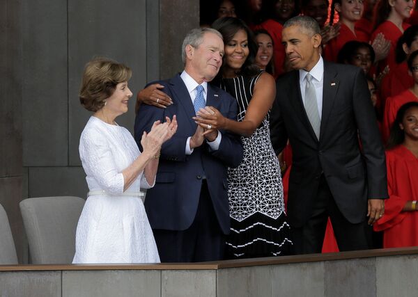 АКШнын биринчи айымы Мишель Обама Вашингтондогу афроамерикалык тарых жана маданият музейинин ачылышында мурунку президент Жорж Бушту кучактап жатат - Sputnik Кыргызстан