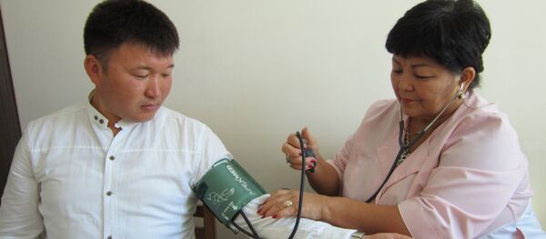 Кан тапшырып жаткан адамдын архивдик сүрөтү - Sputnik Кыргызстан