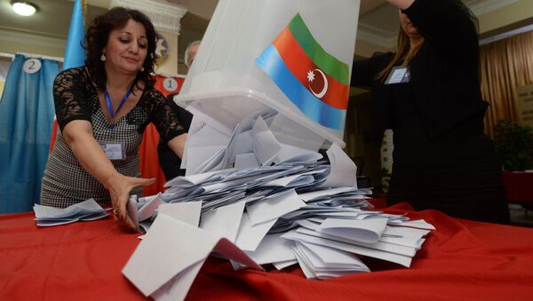 Архивное фото сотрудников избирательной комиссии, которые подсчитывают голоса избирателей на выборах в Азербайджане - Sputnik Кыргызстан