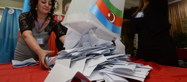 Архивное фото сотрудников избирательной комиссии, которые подсчитывают голоса избирателей на выборах в Азербайджане - Sputnik Кыргызстан