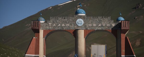 Арка у автодороги в Таласской области Арка у автодороги в Таласской области - Sputnik Кыргызстан