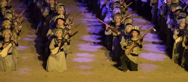 II Дүйнөлүк көчмөндөр оюндарынын ачылыш аземинде 1000 комузчу Маш ботойду аткарды - Sputnik Кыргызстан