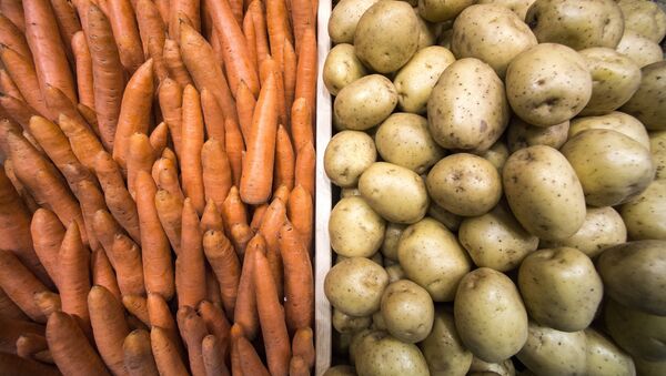 Картофель и морковь в ящиках, архивное фото - Sputnik Кыргызстан