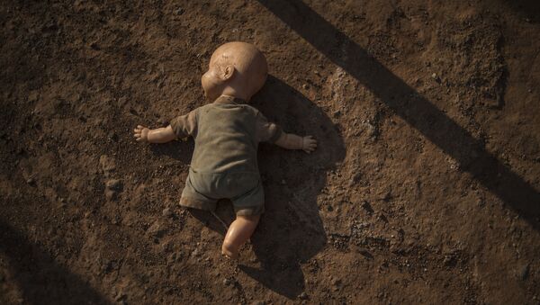 Кукла лежащая на земле. Архивное фото - Sputnik Кыргызстан