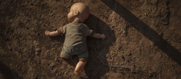 Брошенная кукла во дворе в поселке Симунье, ЮАР Брошенная кукла во дворе в поселке Симунье, ЮАР - Sputnik Кыргызстан