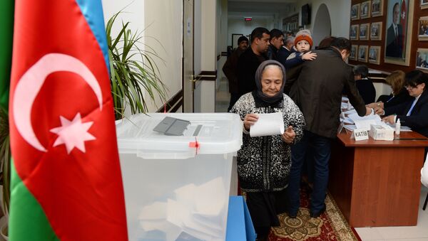 Архивное фото избирателей на одном из избирательных участков в Баку во время выборов - Sputnik Кыргызстан