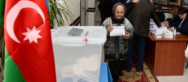 Архивное фото избирателей на одном из избирательных участков в Баку во время выборов - Sputnik Кыргызстан