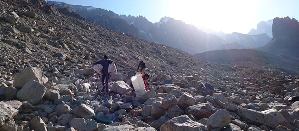 Масштабная уборка бытового мусора на леднике Ак-Сай по инициативе РФОПРЛО - Sputnik Кыргызстан