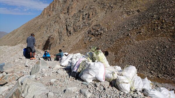 Масштабная уборка бытового мусора на леднике Ак-Сай по инициативе РФОПРЛО - Sputnik Кыргызстан