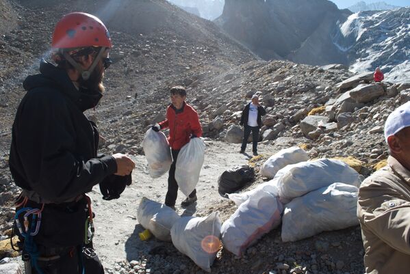 Масштабная уборка бытового мусора на леднике Ак-Сай по инициативе РФОПРЛО - Sputnik Кыргызстан