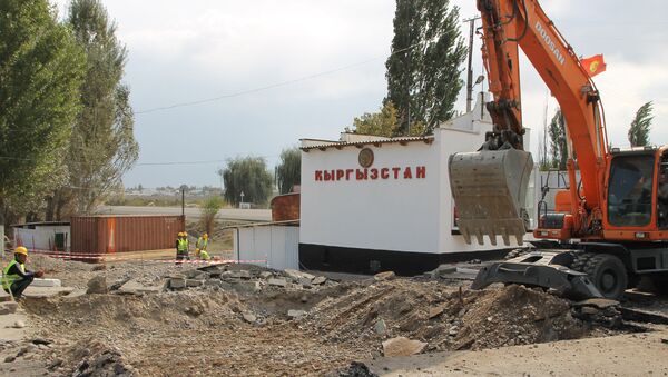 Строительная техника во время строительных работ на контрольно-пропускном пункте Токмок — автодорожный - Sputnik Кыргызстан