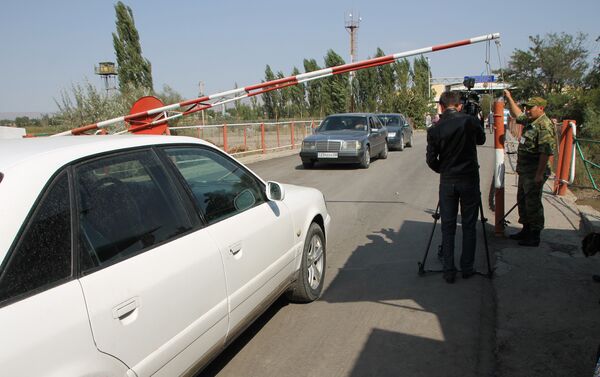 Чек ара кызматы муну менен бирге тротуарлар түшүп, жөө адамдар баса турган өзүнчө тилке салынууда, жол чийиндери түшүрүлүп, белгилер коюлуп жатат - Sputnik Кыргызстан