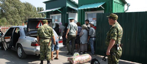 Пограничники на контрольно-пропускном пункте. Архивное фото - Sputnik Кыргызстан
