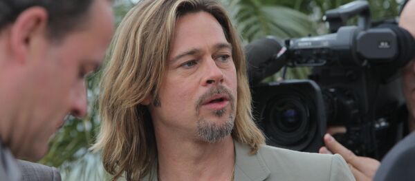 Архивное фото актера Брэд Питта, который позирует на фотосессии фильма режиссера Эндрю Доминика Ограбление казино во время 65-го Ежегодного Каннского кинофестиваля в Palais des Festivals. - Sputnik Кыргызстан