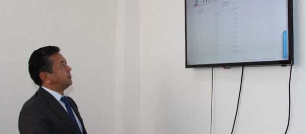 Глава Государственной регистрационной службы Тайырбек Сарпашев наблюдает за аукционом по продаже государственного номера 777ААА - Sputnik Кыргызстан