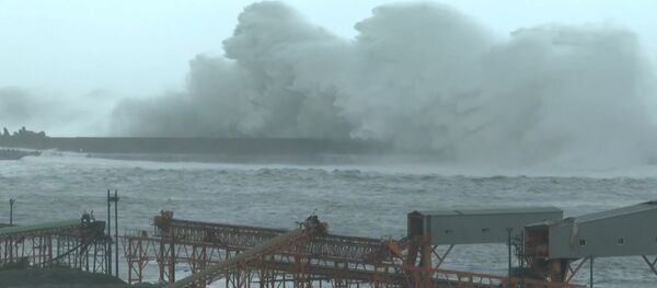Многометровые волны и затопленные улицы – буйство тайфуна Меги на Тайване - Sputnik Кыргызстан