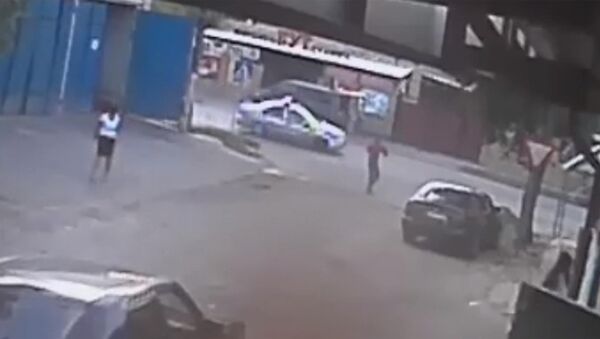 Милиция показала видео наезда патрульного авто на девочку - Sputnik Кыргызстан