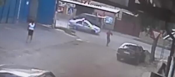 Милиция показала видео наезда патрульного авто на девочку - Sputnik Кыргызстан