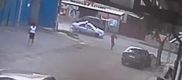 Кайгуул милициясынын 11 жаштагы кызды коюп кеткен видеосу - Sputnik Кыргызстан