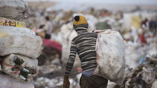 Архивное фото мальчика, работающий на мусорном полигоне на окраине Бишкека - Sputnik Кыргызстан