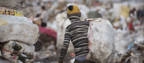 Архивное фото мальчика, работающий на мусорном полигоне на окраине Бишкека - Sputnik Кыргызстан