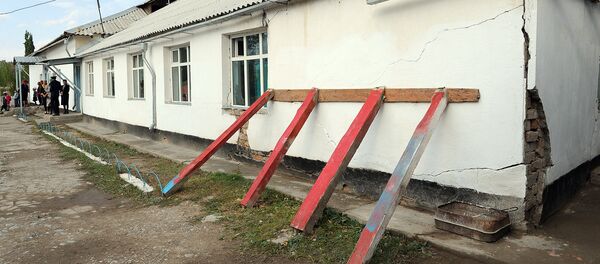 Мектептин тамындагы жараңкалар. Архив Мектептин тамындагы жараңкалар. Архив - Sputnik Кыргызстан