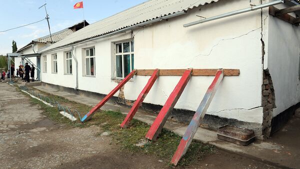 Мектептин тамындагы жараңкалар. Архив - Sputnik Кыргызстан